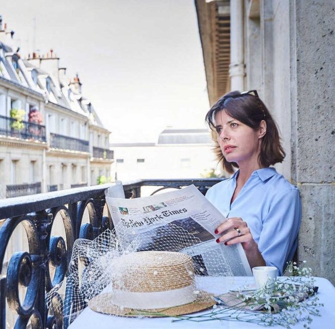 Femme lisant le journal sur le balcon - Hôtel proche Jardin du Luxembourg – Hôtel Sainte-Beuve