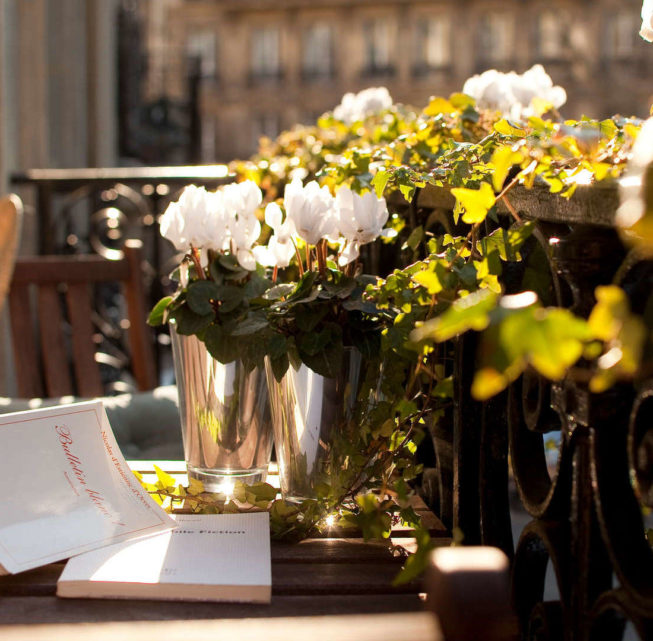 Fleurs sur le balcon - Hôtel de charme Paris 6 – Hôtel Sainte-Beuve