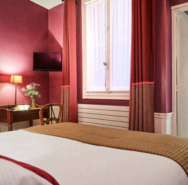 Chambre classique et sa salle de bain - Hôtel de charme Paris 6 – Hôtel Sainte-Beuve