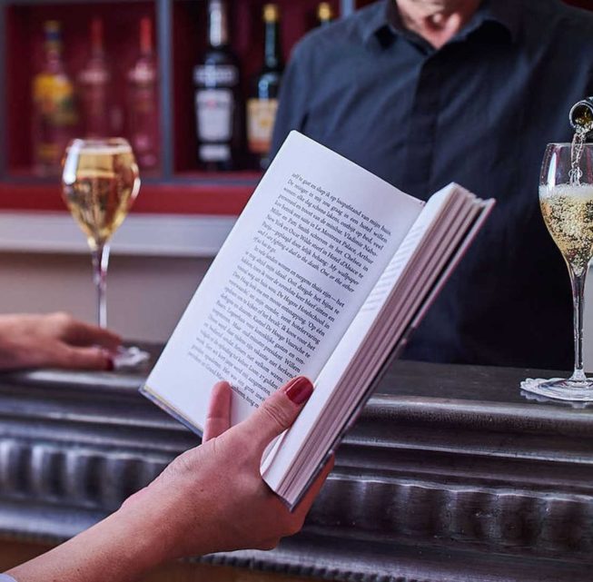 Femme qui lit un livre devant le bar - Hôtel de luxe Paris 6 – Hôtel Sainte-Beuve